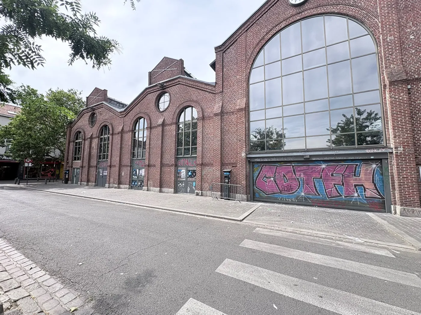 Façade des Halles de Wazemmes depuis la rue après la pose du film solaire