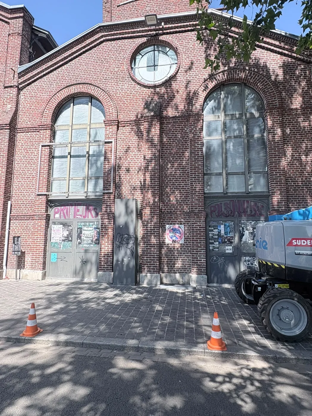 Façade des Halles de Wazemmes avec la nacelle en place avant le remplacement du film solaire