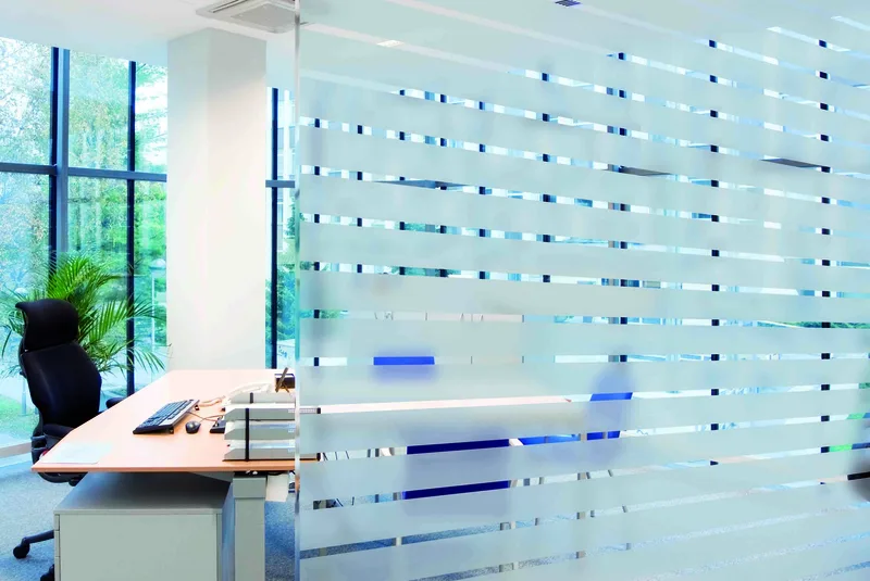 Film design de confidentialité sur cloison vitrée d'open space lumineux