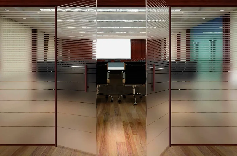 Film dépoli sur porte vitrée de salle de réunion professionnelle