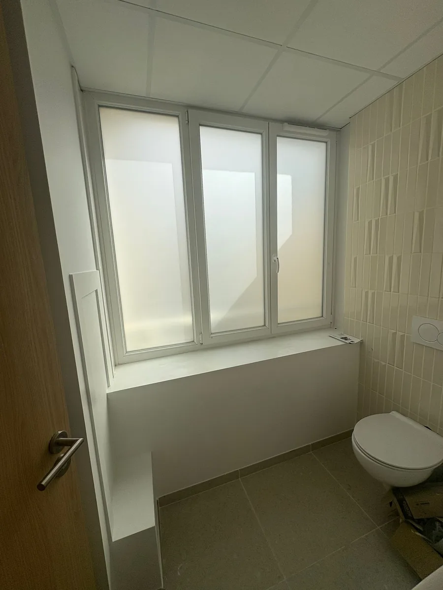 Film dépoli sur fenêtre de toilettes