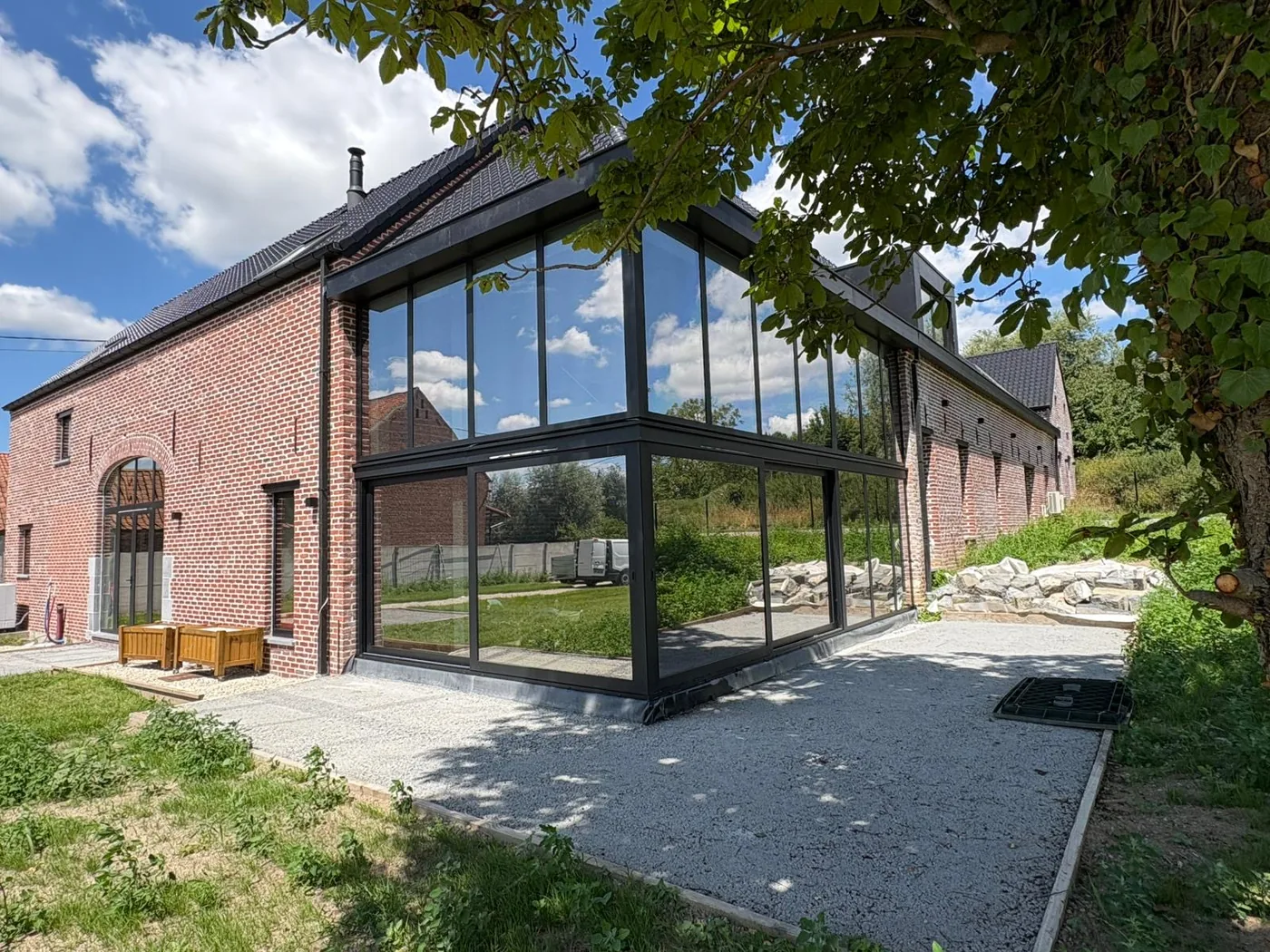 Film miroir sans tain posé sur véranda — effet miroir côté extérieur, vue dégagée et intimité préservée à l'intérieur