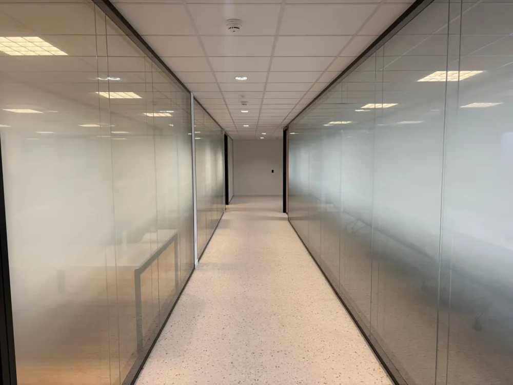Film décoratif intimité pour cloisons vitrées de bureaux