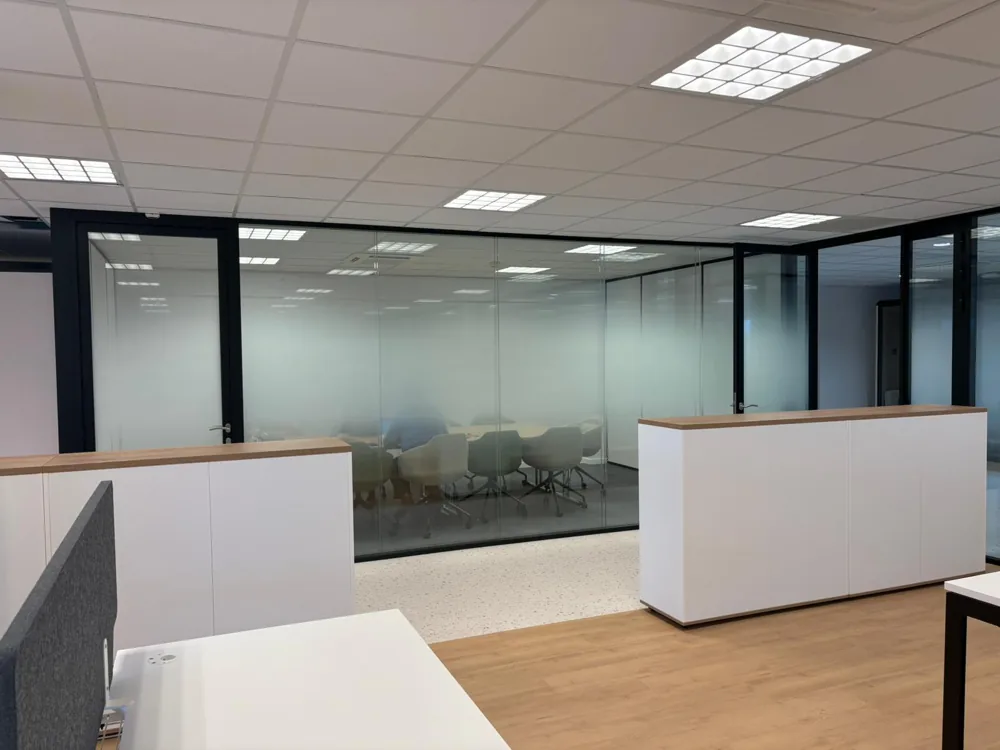 Film décoratif intimité pour cloisons vitrées de bureaux