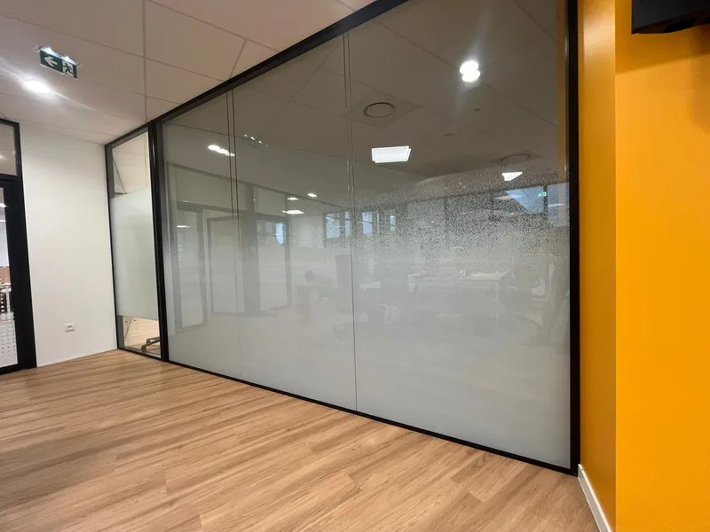 Film dégradé sur cloison vitrée — Vue latérale