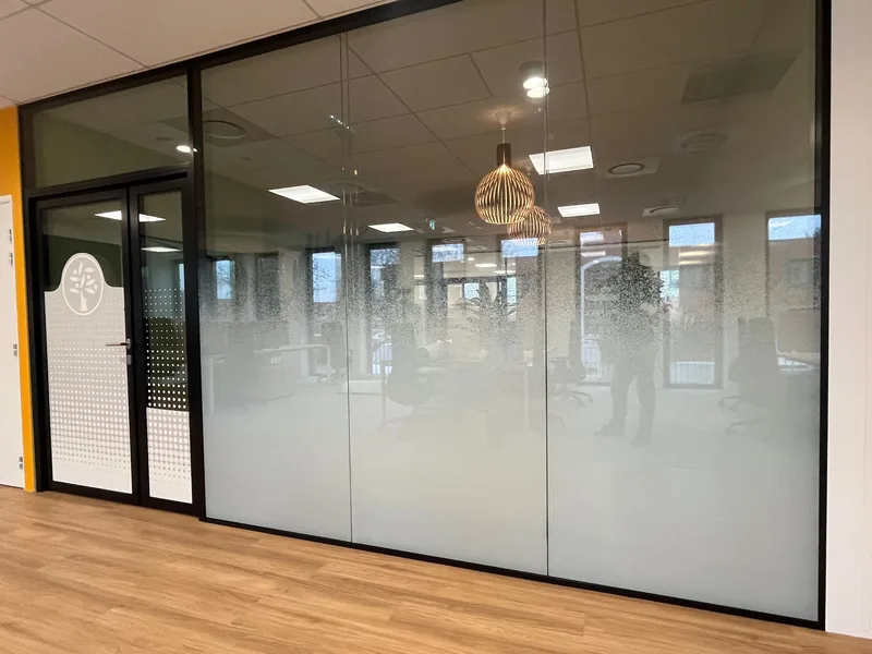 Film dégradé sur cloison vitrée de bureau