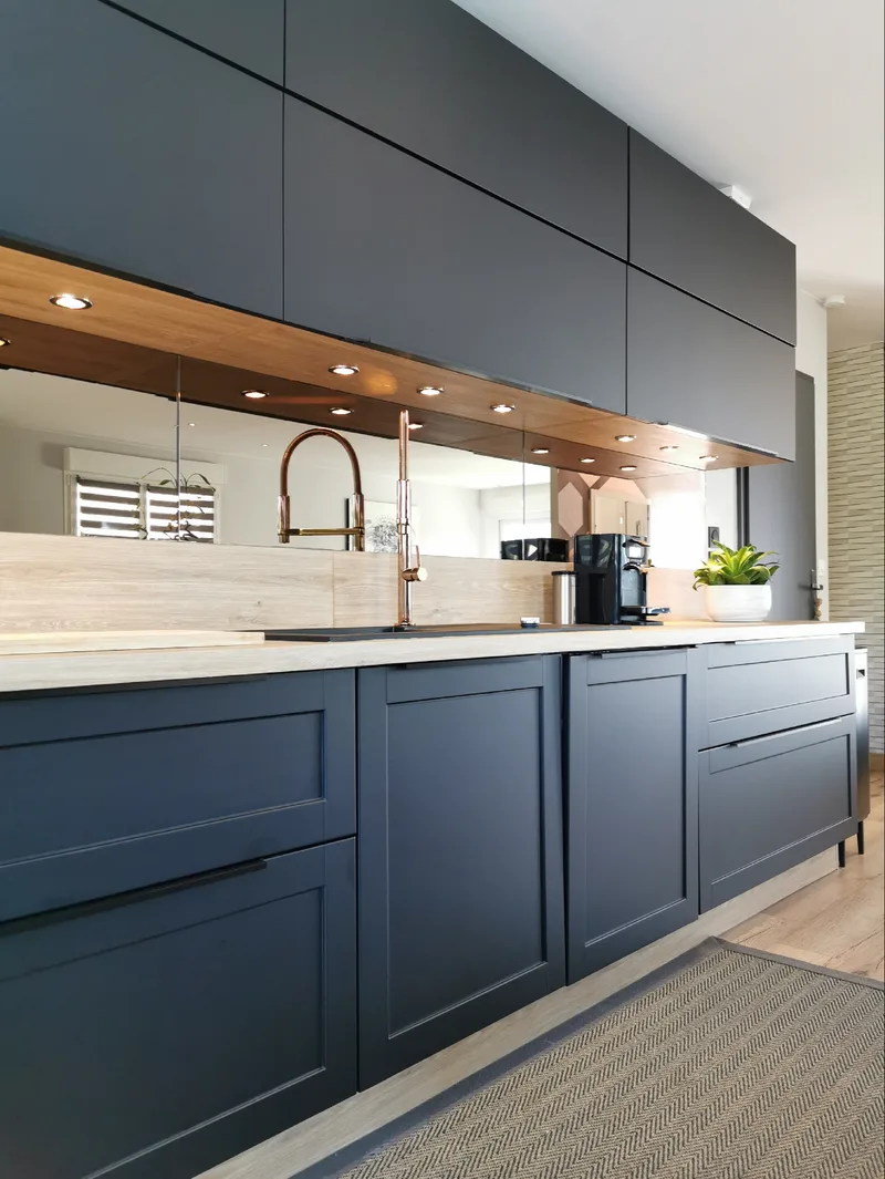 Après — Cuisine rénovée covering bleu ardoise
