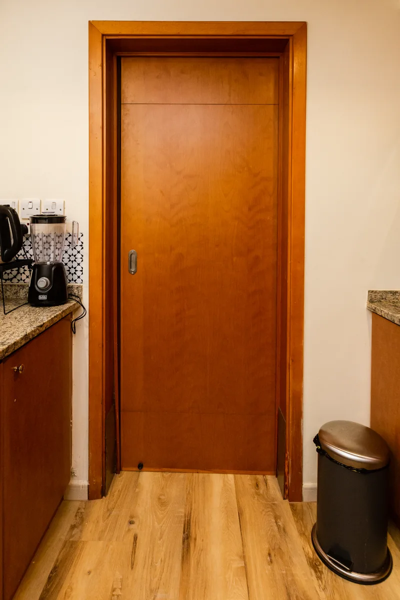 Avant — Porte en bois à rénover