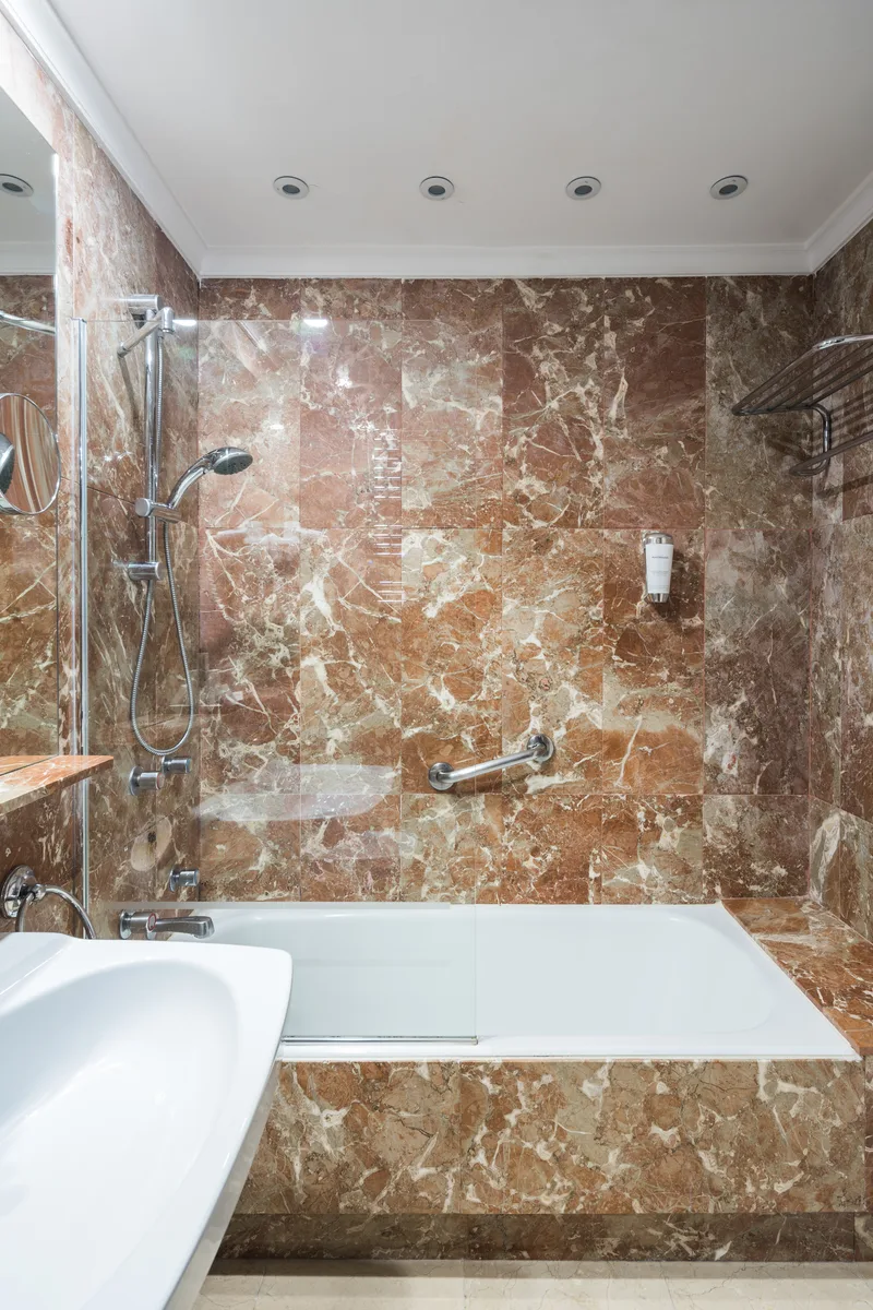 Avant — Salle de bain marbre rose