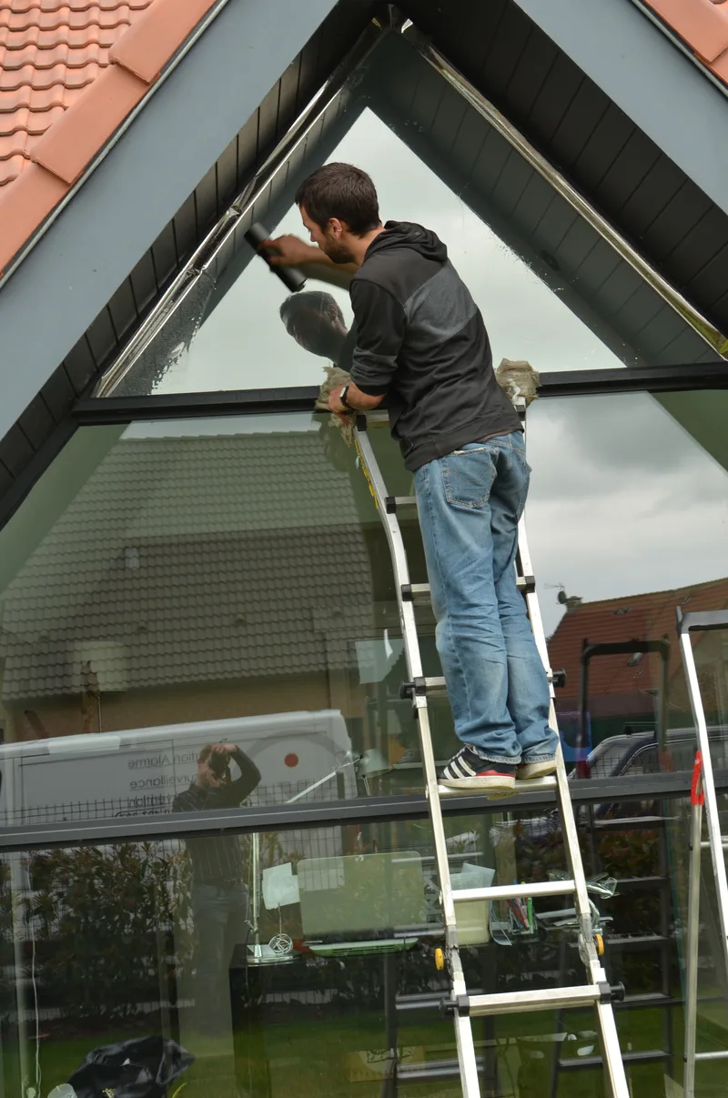 Film miroir sans tain en cours de pose — Particulier