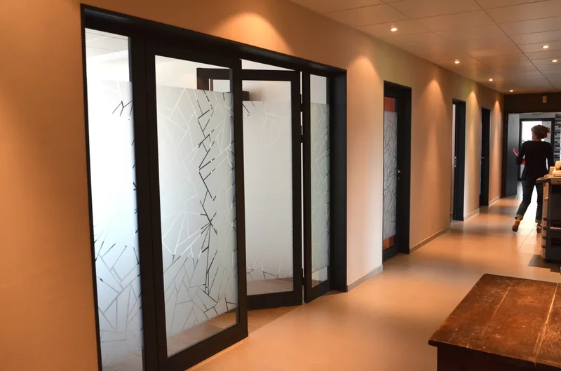 Vitrophanie design — Corridor de bureaux