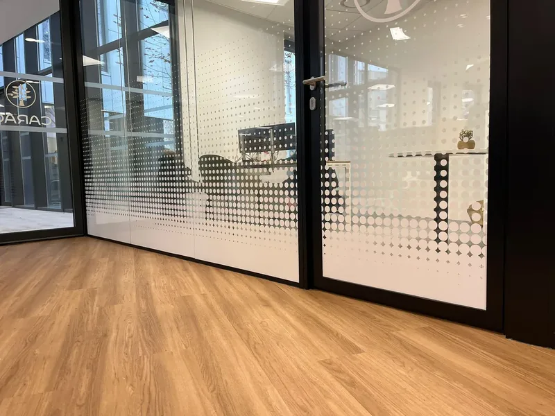 Film d'intimité sur cloison vitrée de bureau open space