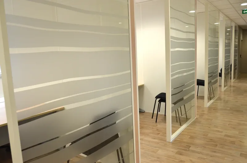 Vitrophanie et signalétique sur façade d'agence publique