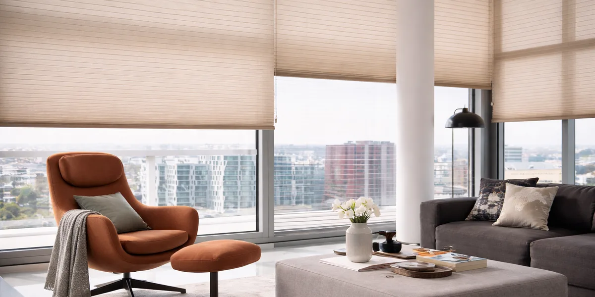 Store intérieur sur mesure dans un salon moderne